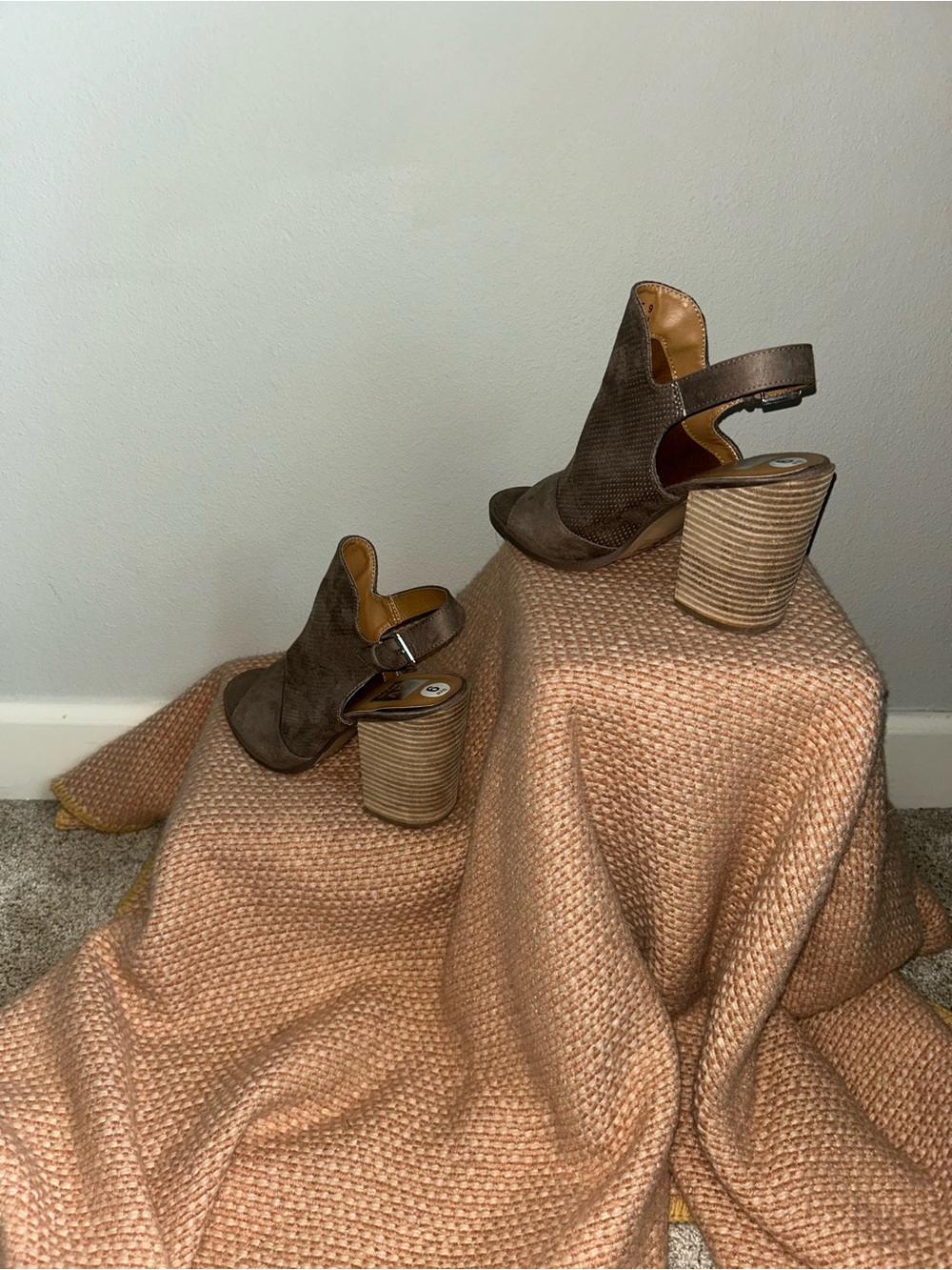 NEW DV by Dolce Vita Brown Taupe Peep-Toe Block Heel Sandals Sz 9 - Picture 2 of 8